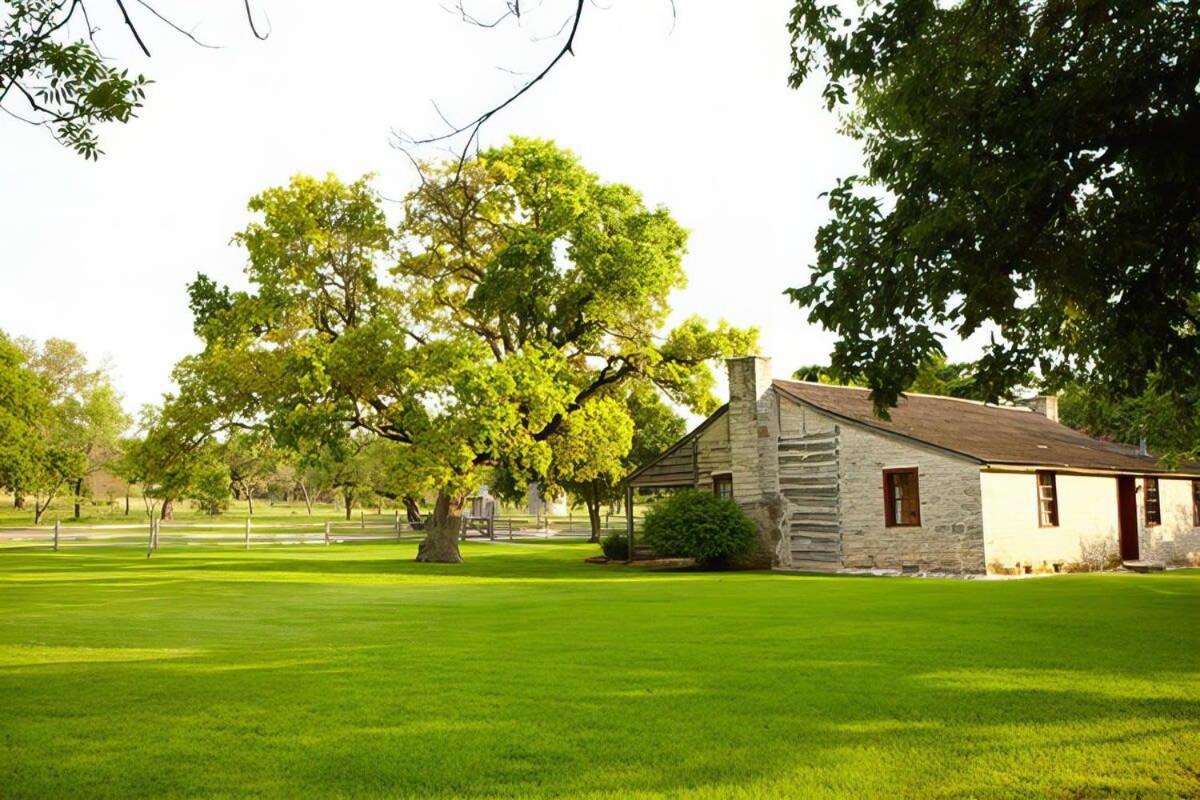 Pioneer Log Cabin Villa Fredericksburg Exterior photo