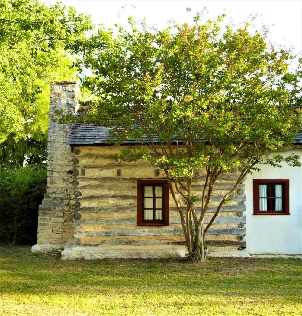 Pioneer Log Cabin Villa Fredericksburg Exterior photo